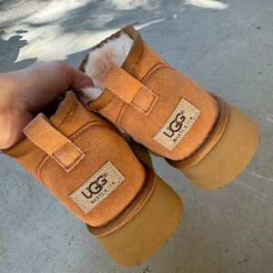 CLASSIC ULTRA MINI PLATFORM UGGS CHESTNUT SIZE 8